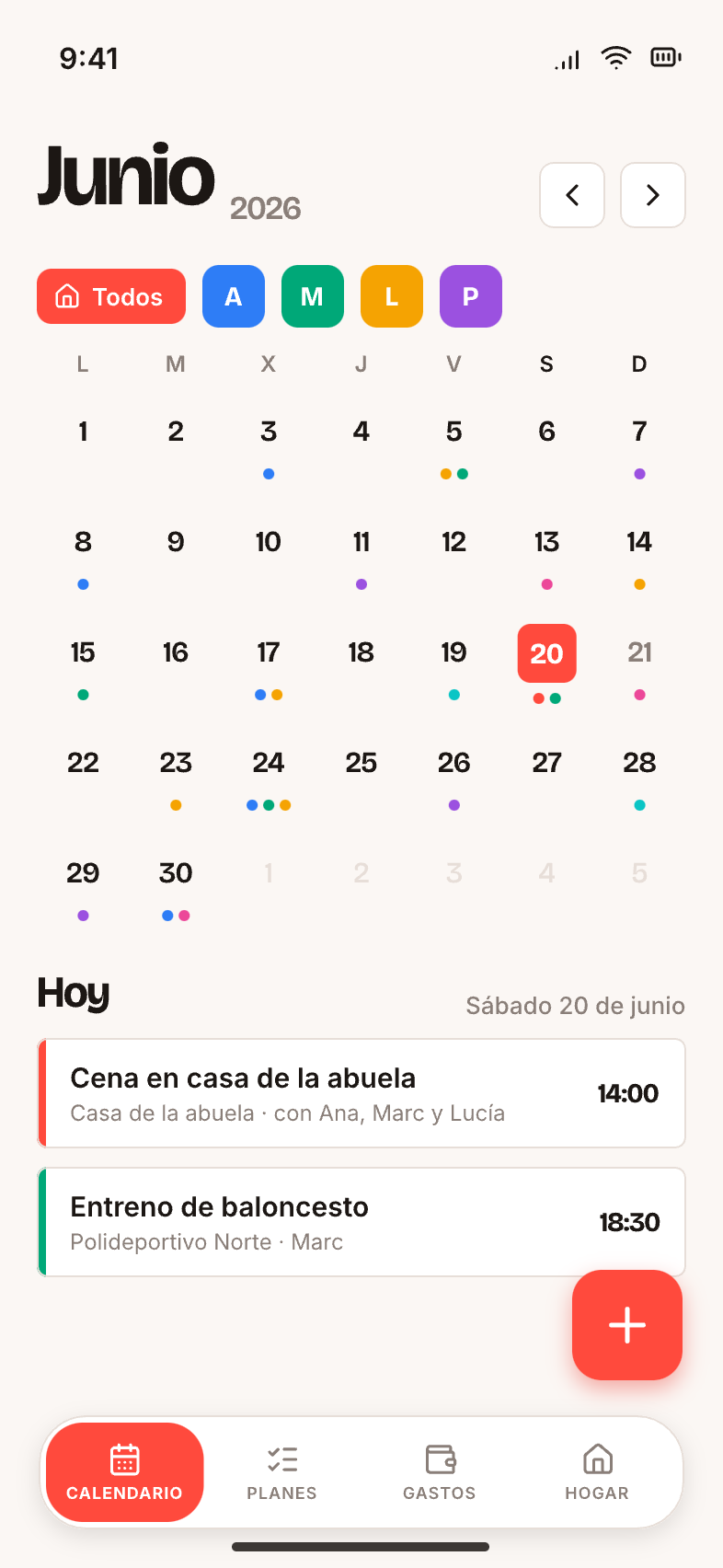 Calendario mensual de Releva con puntos de color por persona bajo cada día.